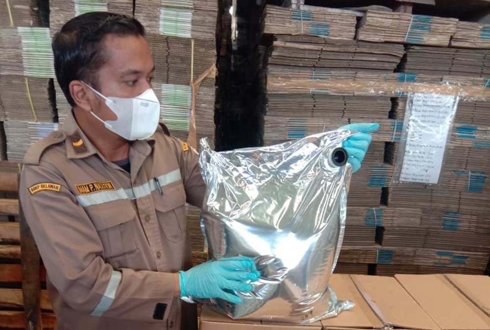 PERIKSA: Petugas UPT Barantin Belawan saat memeriksa untuk memastikan dan memberikan jaminan keamanan pangan produk yang akan di ekspor dalam kondisi sehat dan aman dikonsumsi.