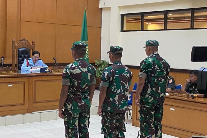 SIDANG:  Tiga terdakwa Terdakwa kasus dugaan penculikan, pemerasan, penganiayaan, dan pembunuhan Imam Masykur menjalani sidang di Pengadilan Militer II-08 Jakarta pada Senin (30/10).