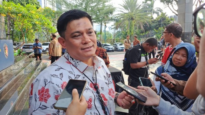 WAWANCARA: Dirreskrimsus Polda Metro Jaya Kombes Pol Ade Safri Simanjuntak saat diwawancarai wartawan, Kamis (5/10).