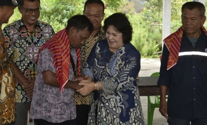 DIALOG: Bupati Karo Cory Sriwaty Sebayang, menyalami warga usai dialog bersama masyarakat Dusun Sumbaikan, Desa Sukamakmur, Kabupaten Deliserdang, belum lama ini.