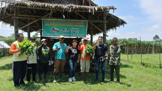 RUMAH KOMPOS: Kelompok Tani Sehat bersama wartawan Sumut Pos dan fotografer, foto bersama di depan Rumah Kompos di Desa Pasar VI Kwala Mencirim.