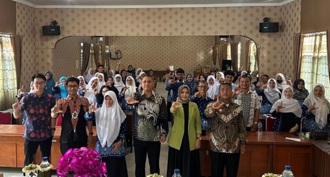 Kadis Pendidikan Deliserdang Yudy Hilmawan SE MM bersama Ketua Himpaudi Deliserdang Arie Dwi Ningsih ST MPd dan peserta saat Pelatihan Pemanfaatan Teknologi Digital untuk Pembelajaran di PAUD, Jumat lalu (29/9/2023).