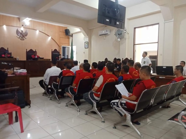 Ketua Majelis Hakim, Fauzi memimpin sidang perkara perjudian yang digelar secara offline di Ruang Cakra PN Binjai. (Istimewa/Sumut Pos)