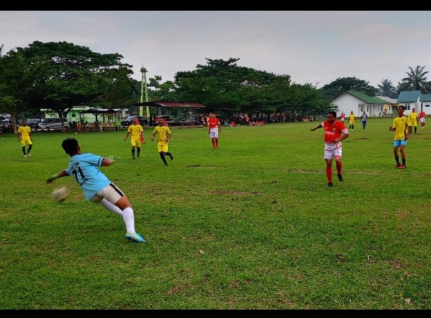 LESATKAN: Bupati Sergai, Darma Wijaya melesatkan tendangan keras ke arah gawang yang dijaga kiper Tim Havea Ibnu. ( fadly/SUMUT POS)