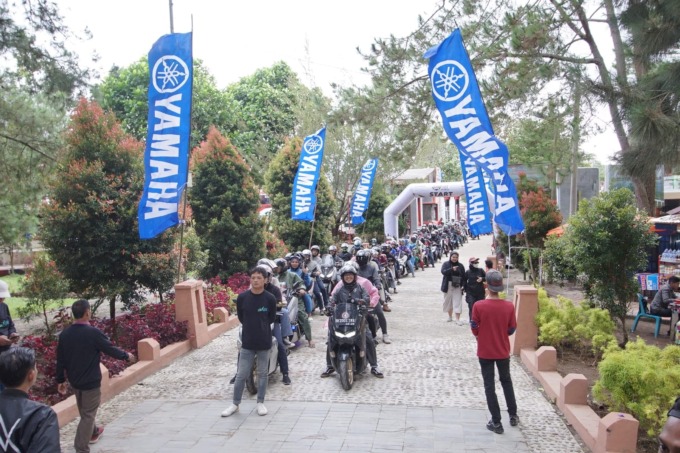 TOURING: Para peserta touring MAXi Yamaha Day 2023 memasuki area Sipinsur. (IST)