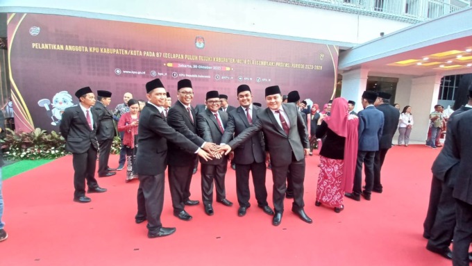 LANTIK: Lima Komisioner KPU Kota Tebingtinggi dilantik oleh KPU RI.