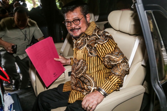 DIPERIKSA: Syahrul Yasin Limpo (SYL) meninggalkan gedung Kementerian Pertanian, Jakarta, Kamis (5/10). Rencananya, SYL diperiksa KPK sebagai saksi hari ini. SALMAN TOYIBI/JAWA POS.