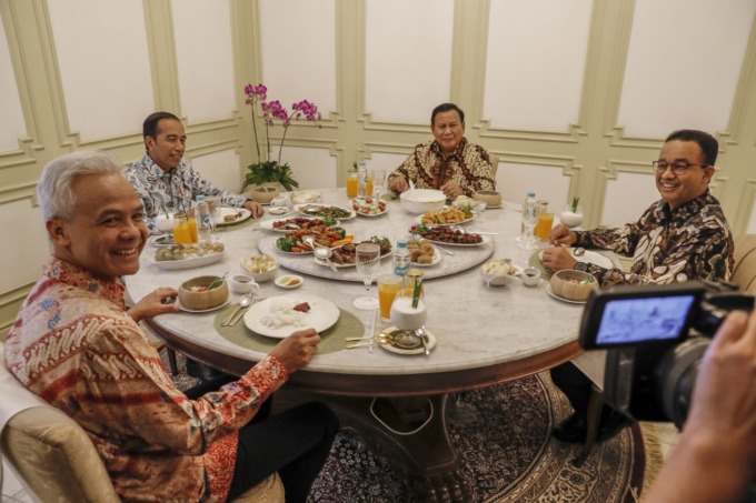 Presiden Joko Widodo ( dua dari kiri) bersama bakal calon presiden Prabowo Subianto, Ganjar Pranowo, dan Anies Baswedan (kanan) makan siang bersama saat melakukan pertemuan di Istana Merdeka, Jakarta, Senin (30/10/2023).  FOTO: HENDRA EKA/JAWA POS