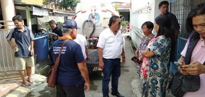KUNJUNG: Ketua Fraksi Partai NasDem DPRD Sumut, dr Tuahman Franciscus Purba Sp.An, saat berkunjung ke Perumnas Helvetia, Kecamatan Helvetia yang selama satu Minggu tidak lagi mendapatkan suplai air bersih dari Perumda Tirtanadi Sumut.