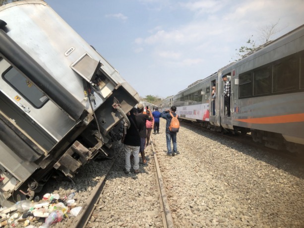 KECELAKAAN KA: Kecelakaan kereta api melibatkan KA Argo Semeru dengan KA Argo Wilis terjadi di KM 520 + 4 petak jalan antara Stasiun Sentolo-Stasiun Wates, Kulonprogo, Yogyakarta, Selasa (17/10) pukul 13.25 WIB. Dalam peristiwa ini, sebanyak empat penumpa