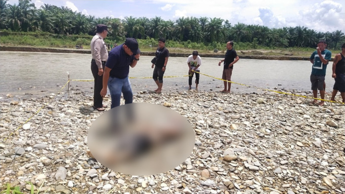 DITEMUKAN: Pria ber-inisial SA, saat dite-mukan tak bernyawa di aliran Sungai Ba-tangserangan, Kabupaten Langkat, Rabu (11/10).