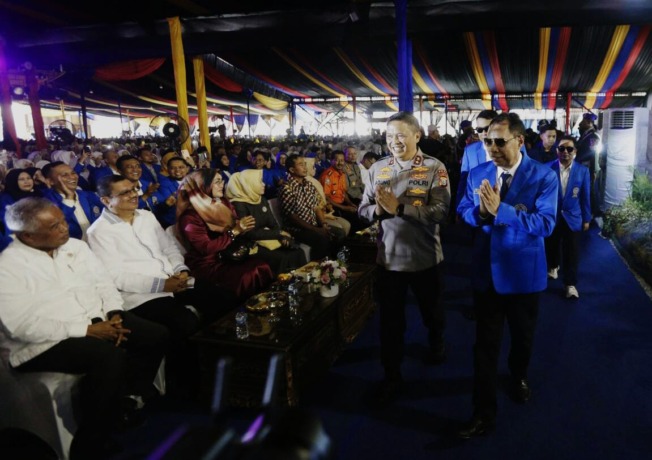 PKKMB UMSU: Kapolda Sumut Irjen Pol Agung Setya bersama Rektor UMSU Prof Dr Agussani MAP menghadiri pembukaan Pengenalan Kehidupan Kampus bagi Mahasiswa Baru di kampus UMSU.ISTIMEWA.