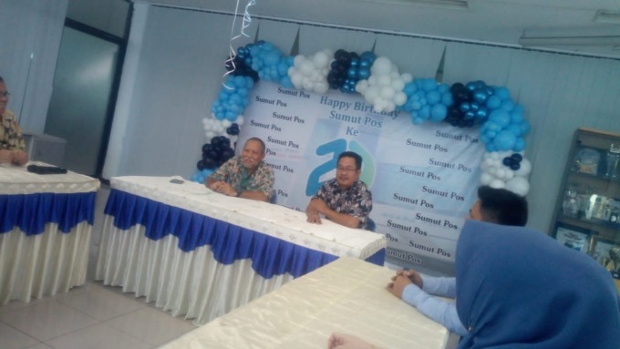 HUT: Regional Head Office Bank BTN Wilayah IV, Muhammad Amin Soleh bersama Direktur Umum Harian Sumut Pos, Pandapotan MT Sialagan di acara syukuran HUT Sumut Pos ke-22 di Medan, Senin (2/10/2023).