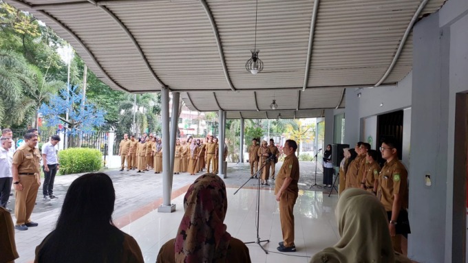 APEL KHUSUS: seluruh Aparatur Sipil Negara (ASN) dan Pekerja Harian Lepas (PHL) di lingkungan sekretariat DPRD Medan saat menggelar apel khusus, Senin (2/10/2023).