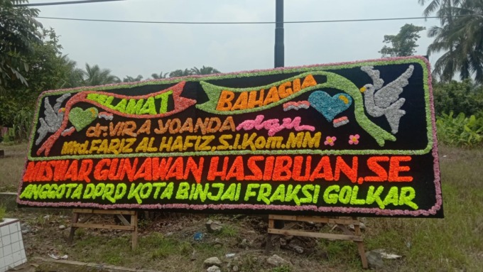 HILANH: Papan bunga milik Novi Florist yang hilang diduga dicuri.Istimewa/Sumut Pos.