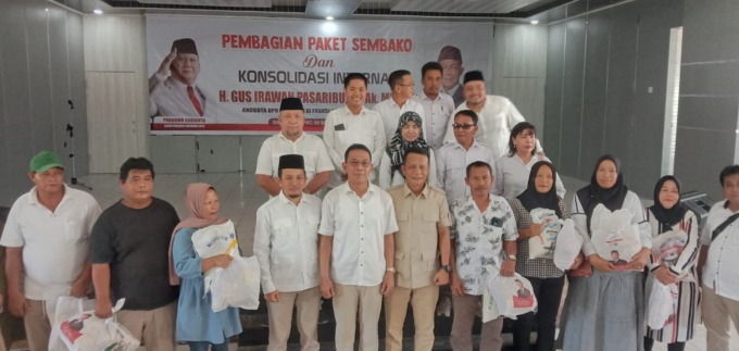SEMBAKO: Ketua DPD Partai Gerindra Sumatera Utara, Gus Irawan Pasaribu membagikan paket sembako ke masyarakat Labuhanbatu. (fajar)