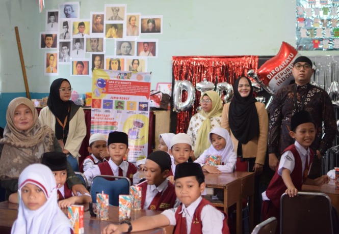 EDUKASI: Dosen STMIK Triguna Dharma saat education fieldtrip untuk meningkatkan kreativitas anak di SD Swasta Nurul Huda, Medan, baru-baru ini. (ist)