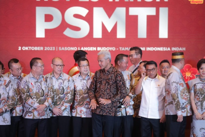 HADIR: Bacapres Partai Perindo, Ganjar Pranowo berfoto bersama Dewan Kehormatan Senior, Harry Tanoesoedibjo dan pengurus PSMTI pada acara HUT ke-25 PSMTI, di Jakarta, Senin (2/10/2023).