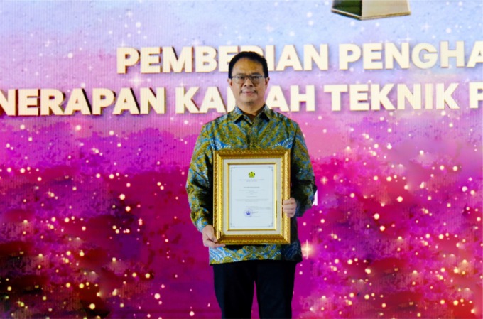 Presiden Direktur PT Agincourt Resources, Muliady Sutio, menerima Penghargaan Aditama pada Aspek Pengelolaan Teknis Pertambangan Minerba dan tiga penghargaan lain di ajang Good Mining Practice (GMP) Award 2023 yang diadakan Kementerian ESDM. (Dok: PTAR)
