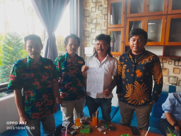 TUNJUKKAN LP: Ketua DPC F.SPTI-K.SPSI Kabupaten Dairi, Melianus LM Panjaitan didampingi Sekretaris, Pahala Ujung, Wakil Ketua, Herinton Nababan serta Kuasa Hukumnya, Jetra H Bakara menunjukkan bukti Laporan Polisi saat beri keterangan kepada wartawan di S