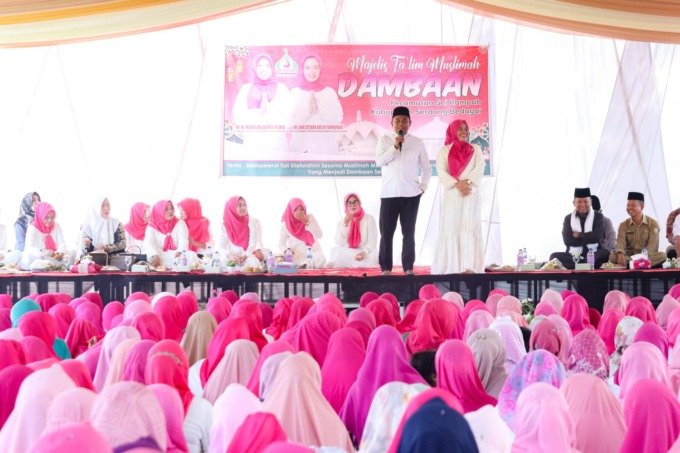 PENGAJIAN: Bupati Sergai H. Darma Wijaya saat memberikan sambutan di Pengajian Dambaan. ( fad)