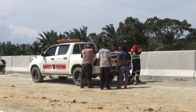 SANDERA: Mobil K3 PT HKI disandera masyarakat di Kecamatan Gebang, Langkat.Istimewa/Sumut Pos.