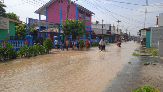KAMPUNG: Banjir tahunan kembali menerjang wilayah Desa Klambir Lima Kebun dan Klambir Lima Kampung, Jumat (06/10/23). Meski tak separah tahun tahun lalu, namun banjir kali ini cukup membuat panik warga, terutama yang tinggal di sepanjang bantaran Sungai B