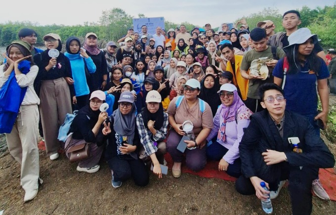TANAM POHON: Dubes India untuk Indonesia dan Timor bersama rektor USM Indonesia, ketua Yayasan Sari Mutiara dan peserta penanaman pohon di Percutseituan.ISTIMEWA.