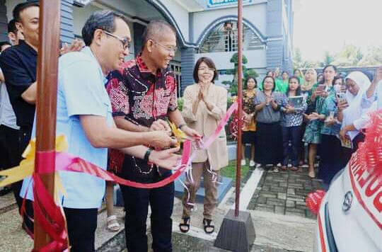 CSR: BNI Berbagi menyerahkan satu unit ambulance pada STIKes Mitra Husada Medan.ISTIMEWA.