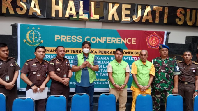 KORUPSI: Tiga tersangka dugaan korupsi Eradikasi, dipamerkan Kejati Sumut dalam gelar paparan, Selasa (10/10/2023).
