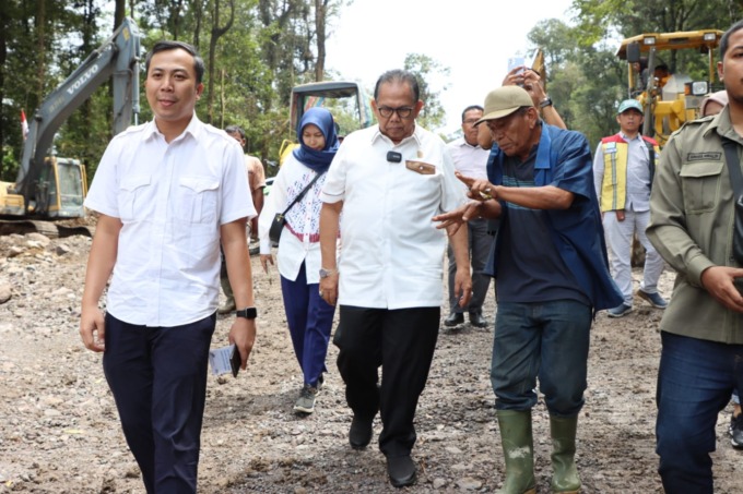 TINJAU: Ketua DPRD Sumut, Baskami Ginting saat meninjau pembangunan jalur alternatif Medan-Brastagi.