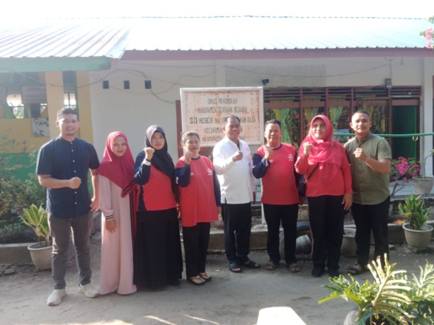 BERSAMA: Bupati Sergai H. Darma Wijaya ( baju putih) didampingi Camat Sei Rampah Suhendra dan kepala sekolah SD 10457 Safii berfoto bersama.