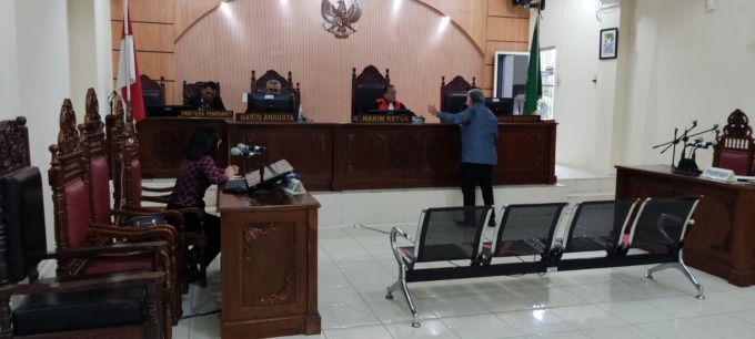 BERKAS: Dr Djonggi Simorangkir saat menyerahkan sebuah berkas kepada majelis hakim PN Binjai dalam sidang perdata.Teddy Akbari/Sumut Pos.