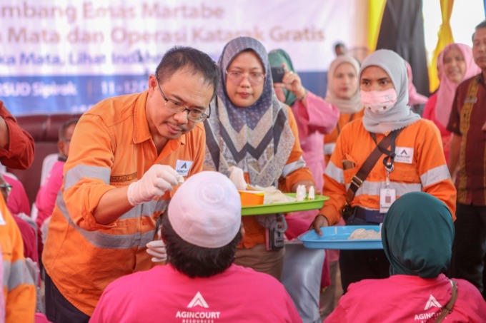 Presiden Direktur PT Agincourt Resources, Muliady Sutio, tengah meneteskan obat mata ke pasien katarak yang telah dioperasi di RSUD Sipirok, Tapanuli Selatan, Kamis (12/10/2023), dalam rangkaian operasi katarak gratis Tambang Emas Martabe. (Dok: PTAR)