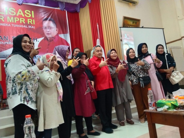 Anggota DPR RI, Trimedya Panjaitan disela acara sosialisasi 4 Pilar MPR bagi masyarakat Kabupaten Labuhanbatu. (fajar)