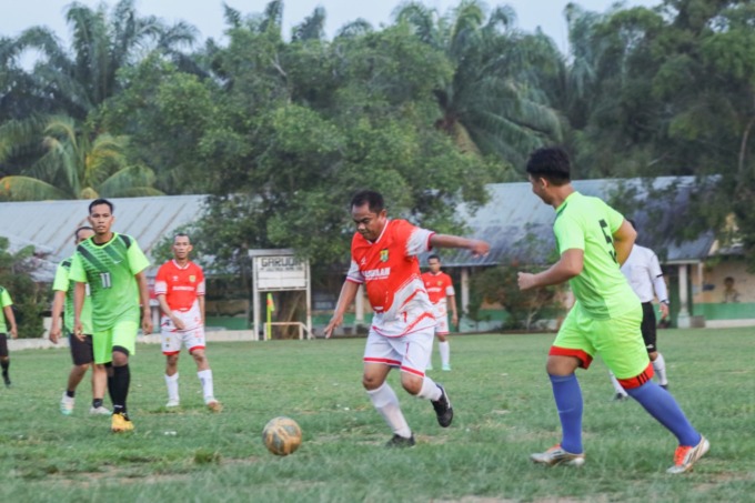 TENDANGAN: Bupati Sergai, H Darma Wijaya saat melakukan tendangan keras dari luar kotak Pinalti saat laga persahabatan melawan Kemenag Sergai. (fad/ram)