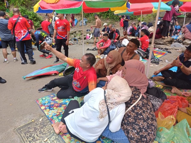 Bupati Sergai Darma Wijaya photo selfie bersama pengunjung wisata pemandian Bahbolon. (fad)