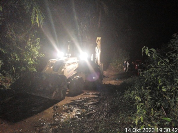 PERBAIKI: Alat berat milik BPBD Dairi membuka akses jalan yang tertutup longsor akibat banjir bandang terjadi di Dusun Juma Batu dan Dusun Pamah Sileplep, Desa Suka Dame, Kecamatan Tanah Pinem.Istimewa.