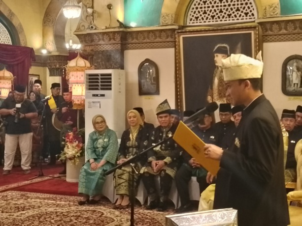 GELAR: Kepala Staf TNI Angkatan Laut (Kasal) Laksamana TNI Muhammad Ali menerima Gelar Kehormatan Adat dari Kesultanan Deli, di Balirung Istana Maimoon, Senin (16/10/2023).