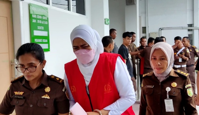 PENYIDIK: Mantan Kepala MAN Binjai berinisial Ev saat digiring penyidik ke mobil tahanan untuk dijebloskan ke Lapas Binjai.Teddy Akbari/Sumut Pos.