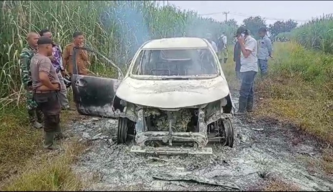 MOBIL DIBAKAR: Mobil dipadamkan dengan racun api yang terbakar di Perkebunan Tebu Desa Sei Karang Kecamatan Stabat Kabupaten Langkat.Istimewa/Sumut Pos.