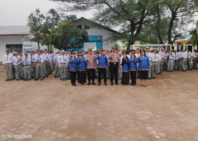 PIMPIN: Kapolsek Rambutan AKP Rustam Efendi ketika memimpin upacara di SMK Negeri 1 Kota Tebingtinggi.