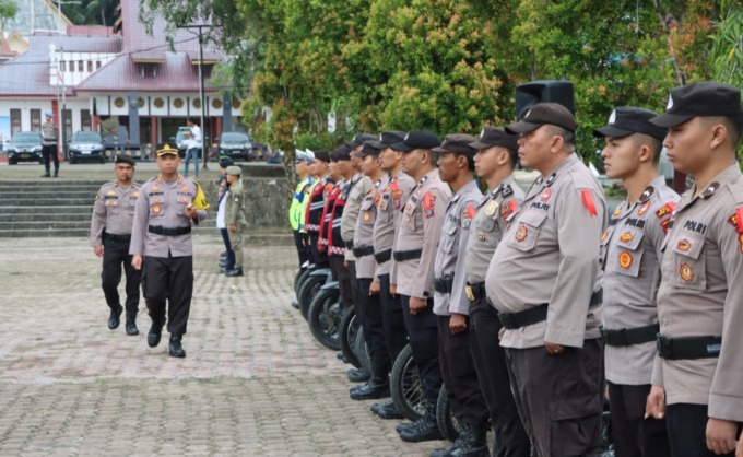 OPERASI MANTAP BRATA: Dalam rangka pengamanan Pemilu 2024, Polres Pesisir Nias Selatan cek kesiapan peserta apel gelar pasukan Operasi Mantap Brata. Selasa, (17/10/2023).
