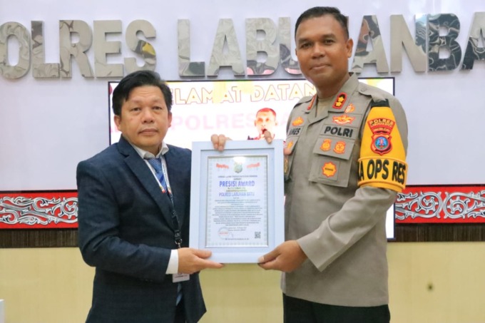 PENGHARGAAN: Direktur Eksekutif Lembaga Kajian Strategis Kepolisian (Lemkapi) memberikan penghargaan kembali kepada Kapolres Labuhanbatu. (fajar)