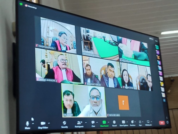 PANGLIMA GAM: Mantan Panglima GAM, Izil Azhar alias Ayah Merin terdakwa kasus korupsi menjalani sidang tuntutan secara virtual, Rabu (18/10/2023).