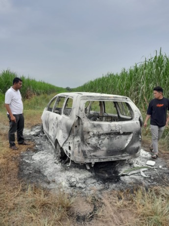 TERBAKAR: Mobil hangus terbakar di perkebunan tebu, Desa Kwala Begumit, Kecamatan Stabat, Langkat.Istimewa/Sumut Pos.