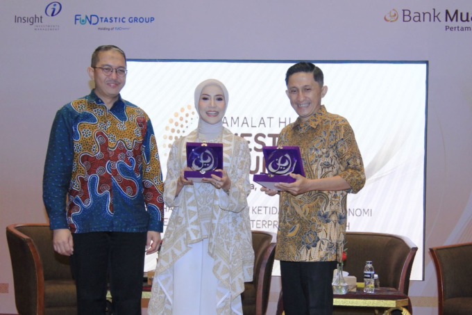 PEMBUKAAN: SEVP Retail Banking PT Bank Muamalat Indonesia Tbk Dedy Suryadi Dharmawan (kiri) berfoto bersama Direktur Utama FUNDtastic + Eri Primaria (kanan) dan Direktur Insight Investments Management Ria Meristika Warganda (tengah) pada pembukaan Muamala