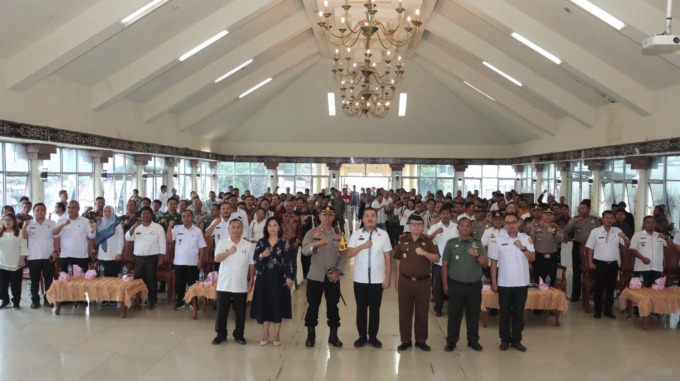 DIABADIKAN: Wabup Dairi, Jimmy AL Sihombing bersama puluhan Cakades diabadikan usai melaksanakan deklarasi Pilkades Damai dan Penandatanganan Fakta Integritas di Gedung Balai Budaya Sidikalang, Rabu (18/10/2023).Istimewa.