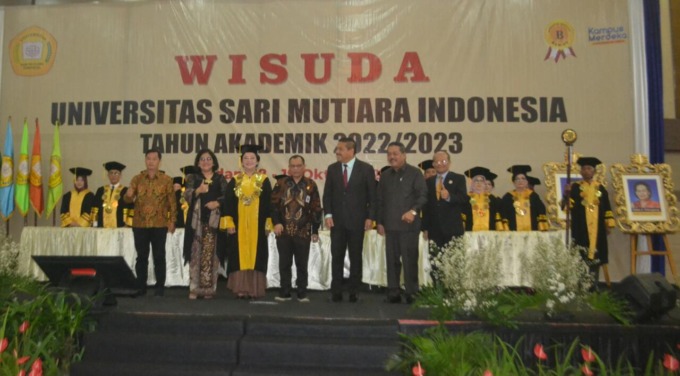USM INDONESIA: Kepala LLDikti Sumut bersama ketua Yayasan Sari Mutiara, senat USM Indonesia dan undangan, Kamis (19/10).DEDDI MULIA PURBA/SUMUT POS.