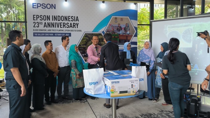 POHON: Karyawan Epson Indonesia saat merayakan HUT ke-23 tahun.